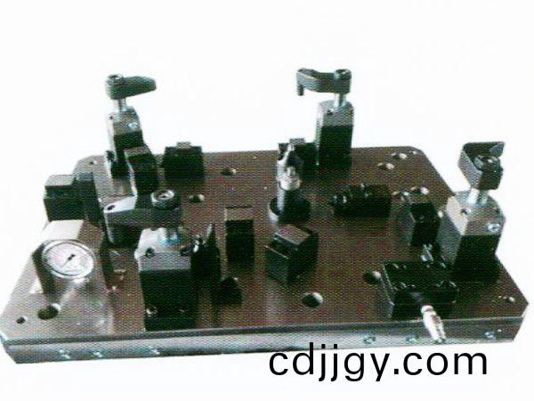 齒輪室罩(zhao)蓋液壓裌(jia)具